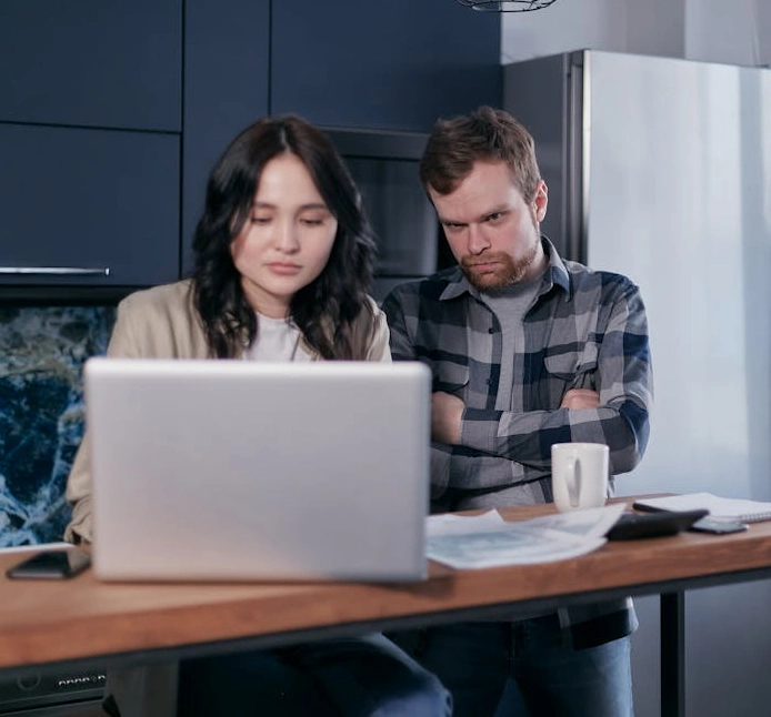 Finansal hedeflerini planlayan mutlu bir çift